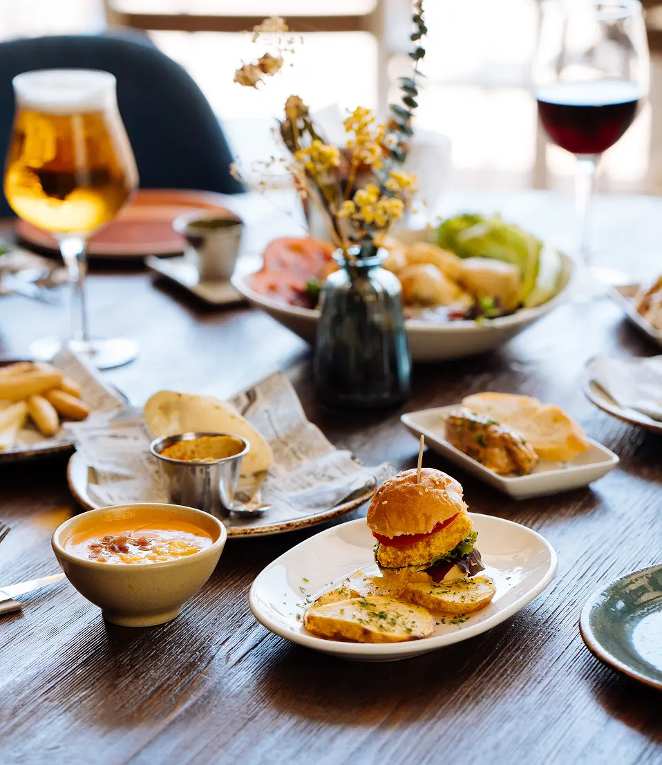 Minis burgers, frites, salades, tapas, bières fraîches et vin local pour un dîner amoureux à la guinguette SOTTO.