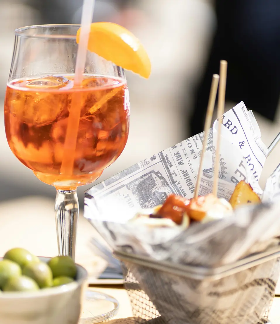 Verre de Spritz Apérol frais servi à la guinguette SOTTO au bord du Tarn, près de Toulouse.
