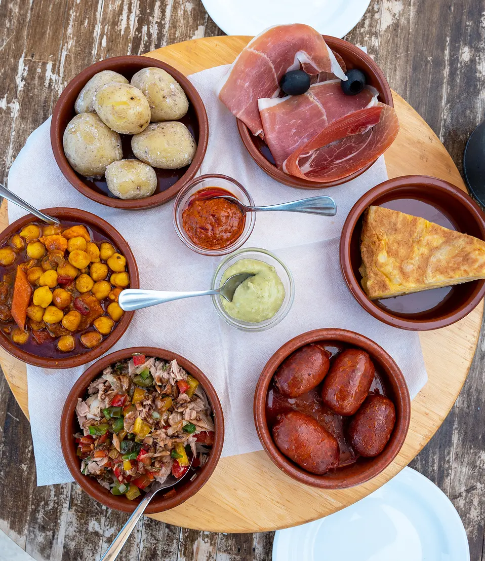 Plats de tapas méditerranéens faits maison à partager entre amis ou en famille à la guinguette SOTTO.